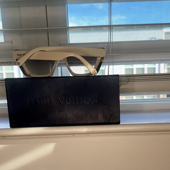 Louis Vuitton Moon Cat Eye Sunglasses Creme Monogram Temples - Picture 2 of 10
